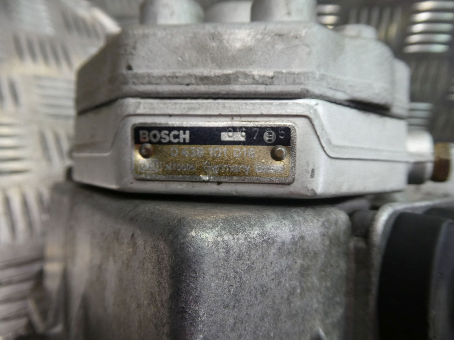 Mercedes-Benz W126 C126 Mengenteiler für Einspritzanlage 0438121037 ORIGINAL gebraucht - 0438101016