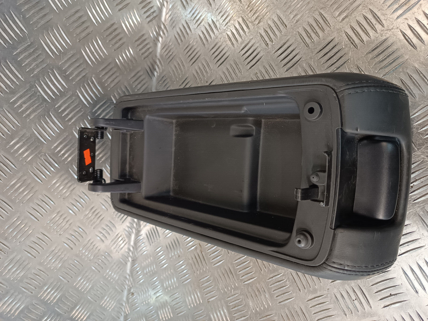 Jeep Grand Cherokee WK2 Armlehne Mittelarmlehne Auflage ORIGINAL gebraucht - X85007902BL