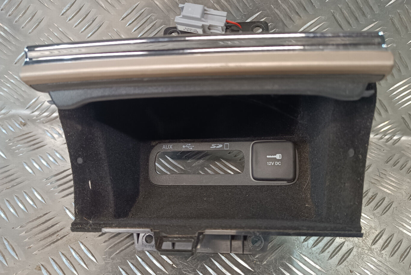 Jeep Grand Cherokee WK2 Ablagefach Staufach Fach ORIGINAL gebraucht - - X90026801MR