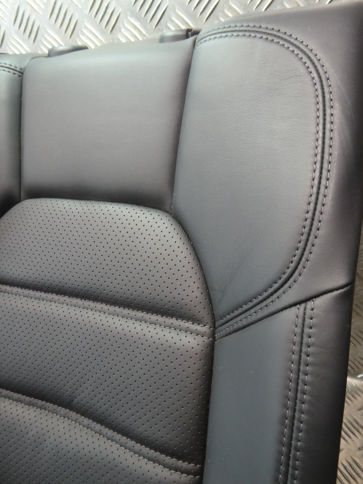 Porsche Macan 95B Schwarz Leder Stütze Sitze hinten links NEUWERTIG ORIGINAL gebraucht - Sitzlehne
