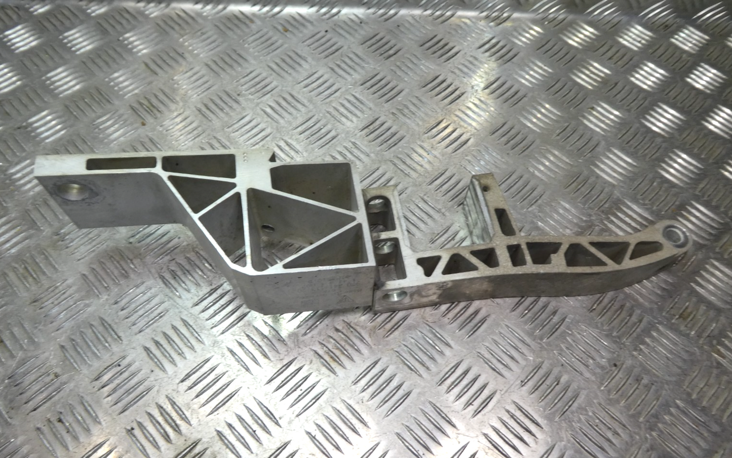 Porsche Panamera 970 Hilfsrahmenhalter Verstärkung Vorne Links ORIGINAL gebraucht - 97034111320