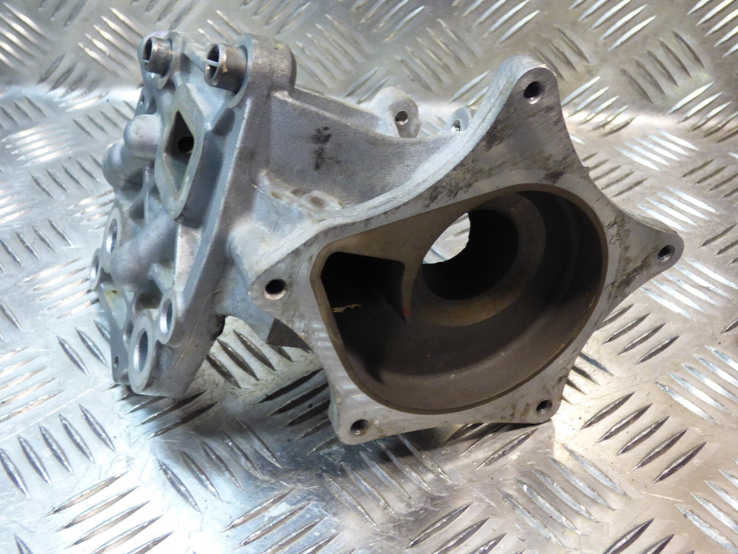 OPEL ASTRA K 1.4 Turbo Halter Gehäuse Wasserpumpe GM ORIGINAL gebraucht - 12641869