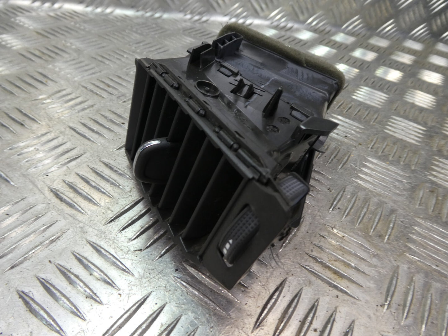 OPEL ASTRA K Luftdüse Luftströmer mitten Links GM schwarz ORIGINAL gebraucht - 39079605