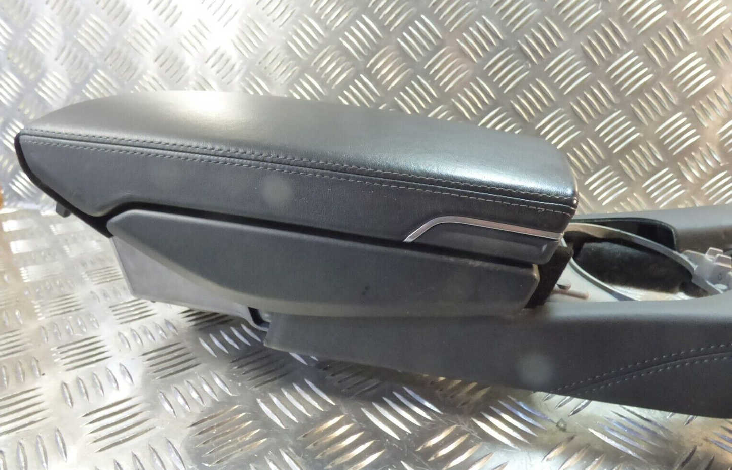 Porsche Panamera 970 Armlehne Mittelkonsole Vorne Schwarz Leder A11 ORIGINAL gebraucht - 97055311100