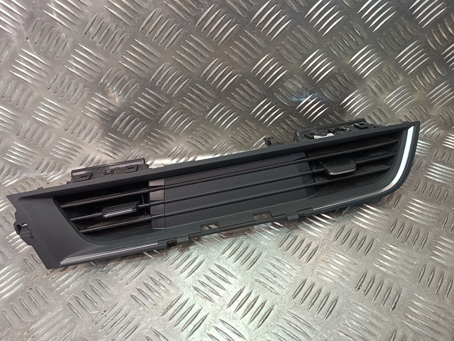 Renault Zoe 2022 Original Luftdüse Verkelidung Mittel 11154005 11153006 gebraucht - 11413000