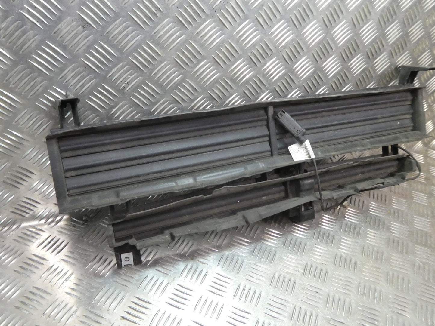 Mini Cooper F55 F56 Luftsteuerung Gitter Verteiler Luft vorne ORIGINAL gebraucht - 733909608