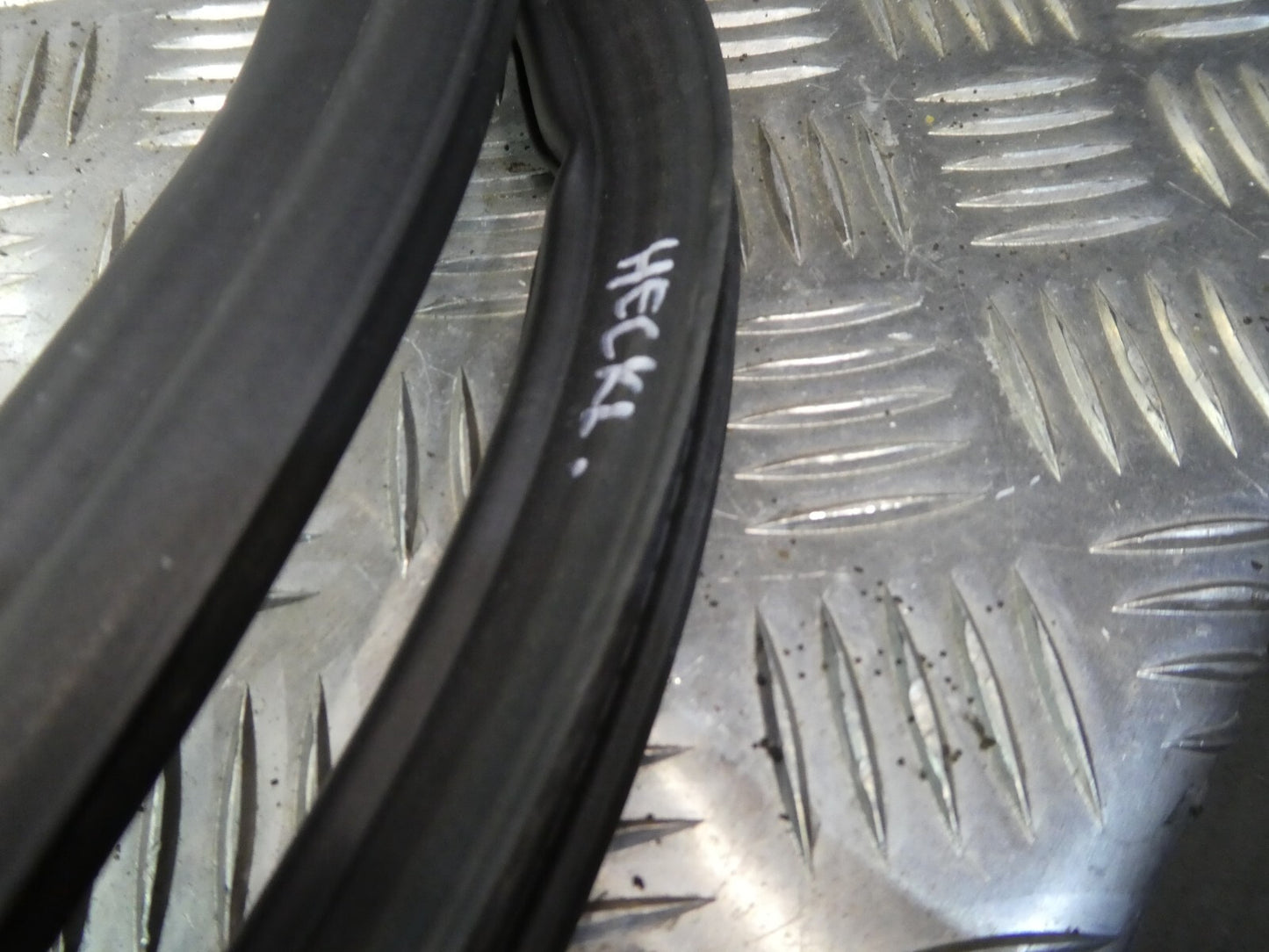 Porsche Macan 95B für Heckklappe Heckklappendichtung 95B827705J ORIGINAL gebraucht - Dichtung