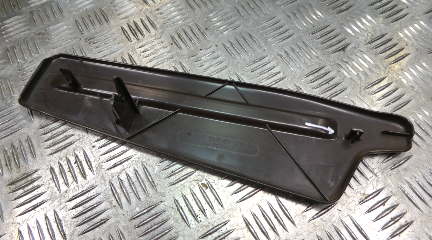 Mercedes-Benz W126 C126 SEC Sitzscharnier Seitenuntere Verkleidung Braun Links