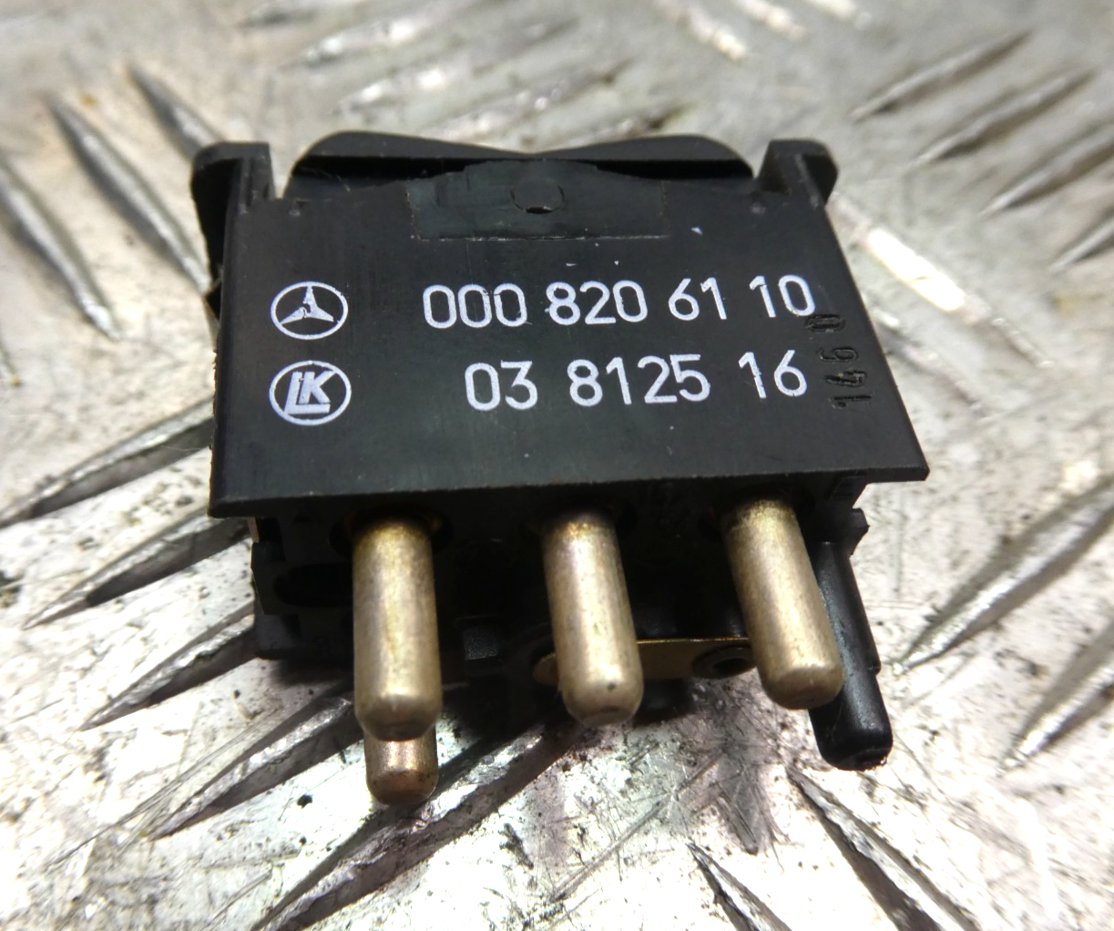 Original Mercedes-Benz W126 C126 SEC Schalter Heckscheibenheizung gebraucht - 0008206110