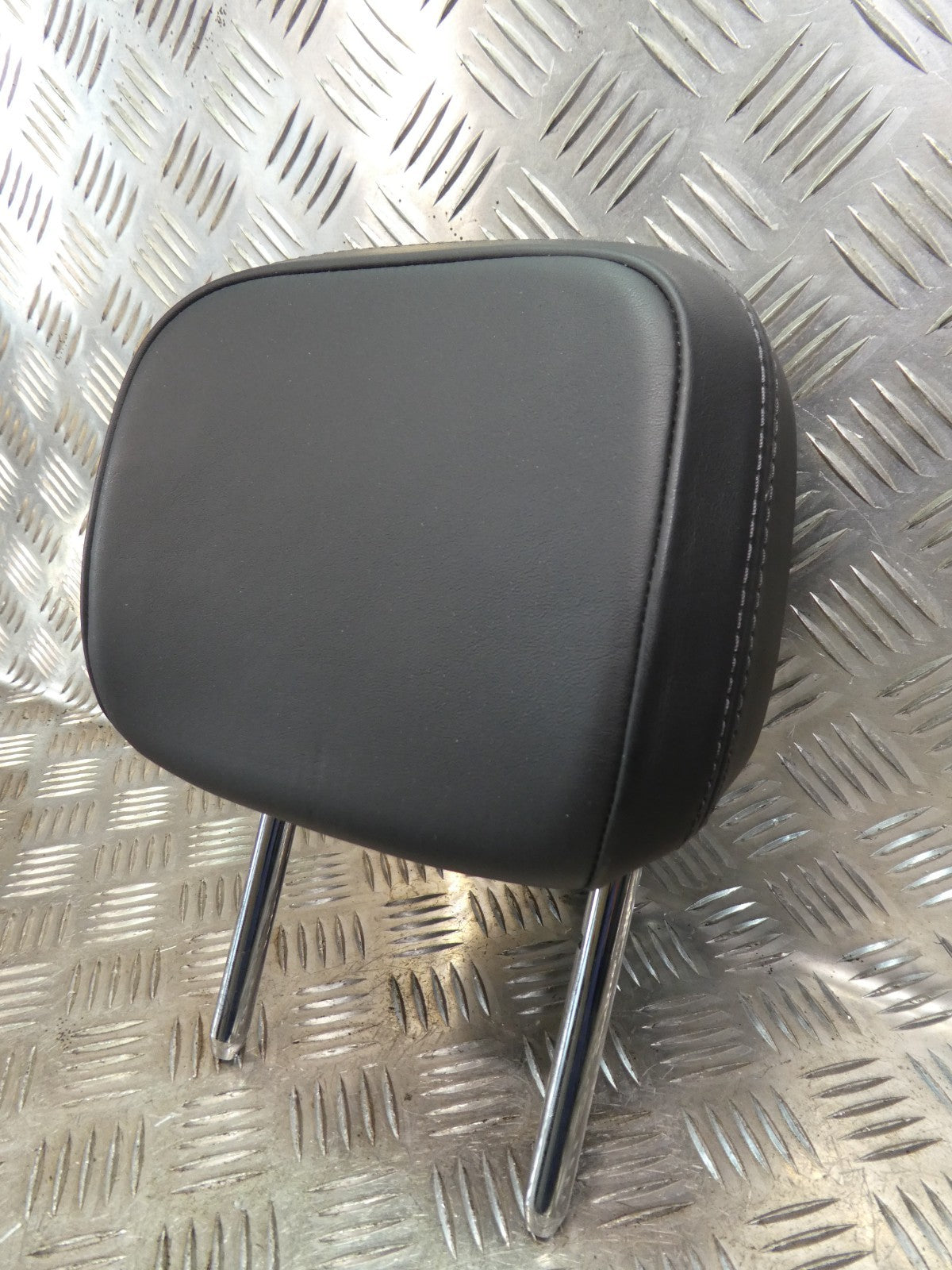 Porsche Macan 95B Schwarz Leder Kopfstütze hinten rechts o. links ORIGINAL gebraucht - NEUWERTIG