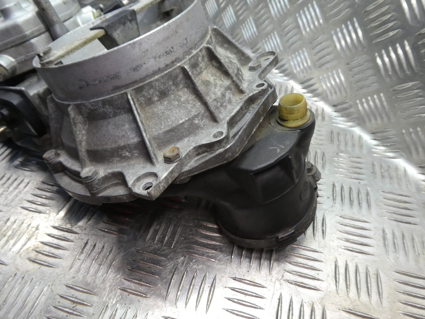 Mercedes-Benz W126 C126 Mengenteiler für Einspritzanlage 0438121037 ORIGINAL gebraucht - 0438101016