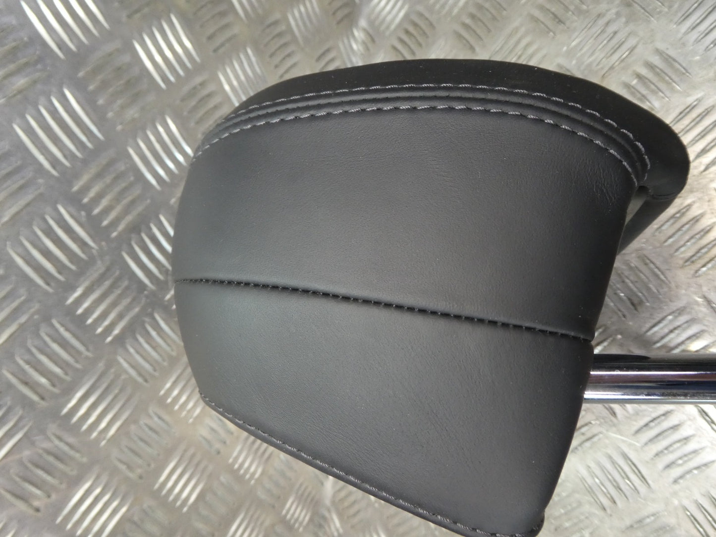 Porsche Macan 95B Schwarz Leder Kopfstütze hinten rechts o. links . ORIGINAL gebraucht - NEUWERTIG