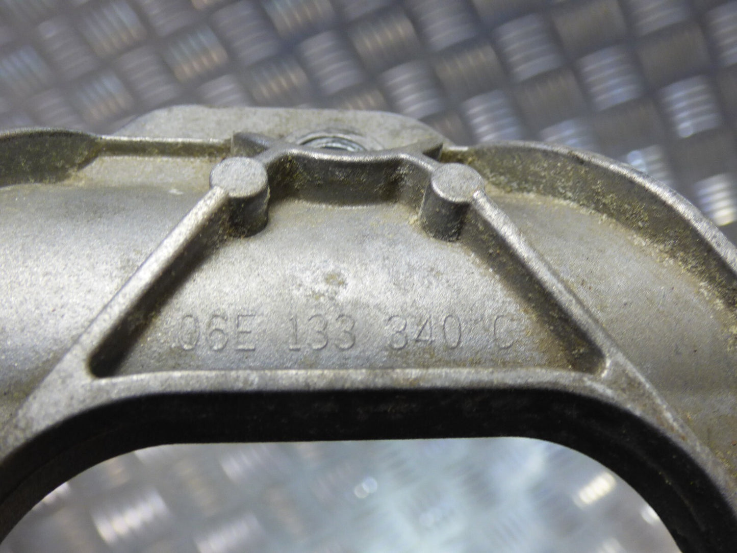 Porsche Cayenne 3.0 Hybrid 92A Halter Links 06E133340 ORIGINAL gebraucht - Einspritzleiste