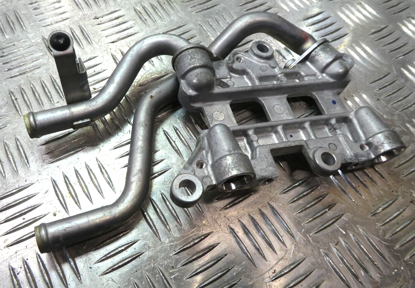 Porsche Cayenne S 92A 4.8 Getriebekühler Vorwärmer 7P0121065M ORIGINAL gebraucht - Rohrstutzen