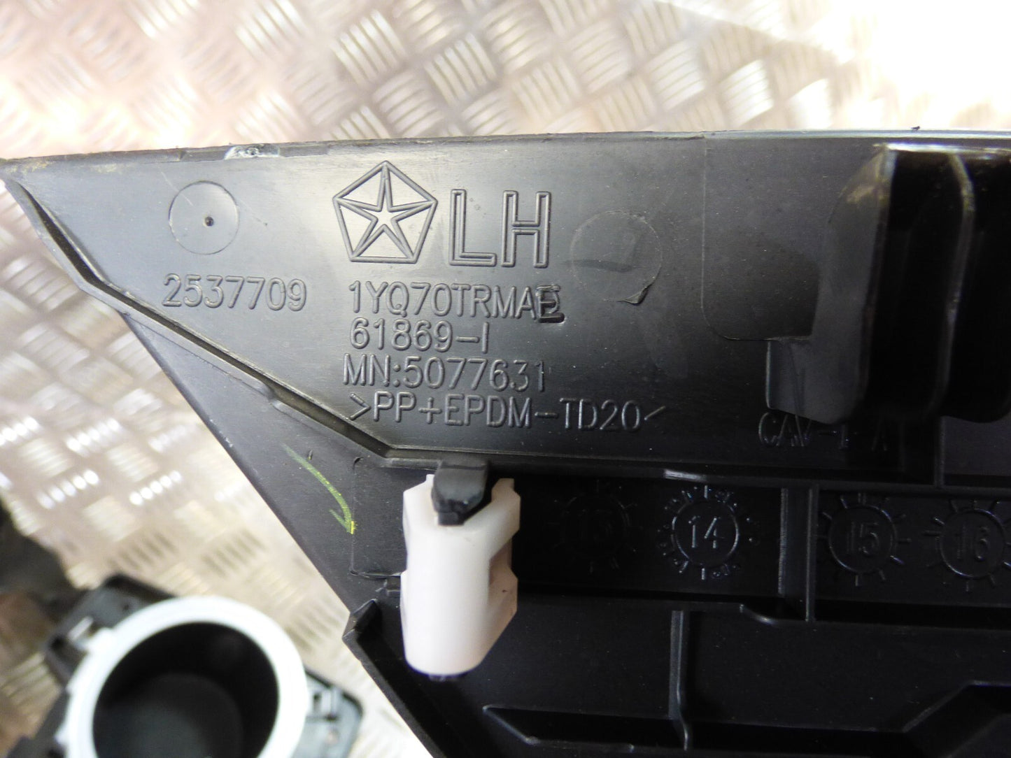 Jeep KL 2015 Armaturtenbrett Lautsprecher Abdeckung Links 1YQ70TRMAE ORIGINAL gebraucht - Cherokee