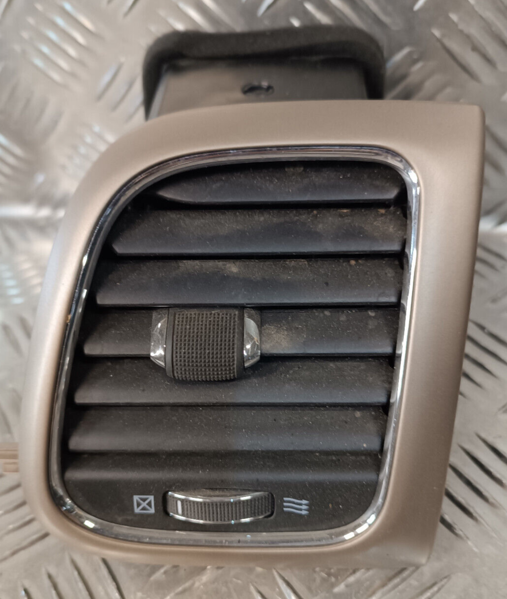 Jeep Grand Cherokee WK2 Rechts Luftdüse Belüftung ORIGINAL gebraucht - X90016402MR