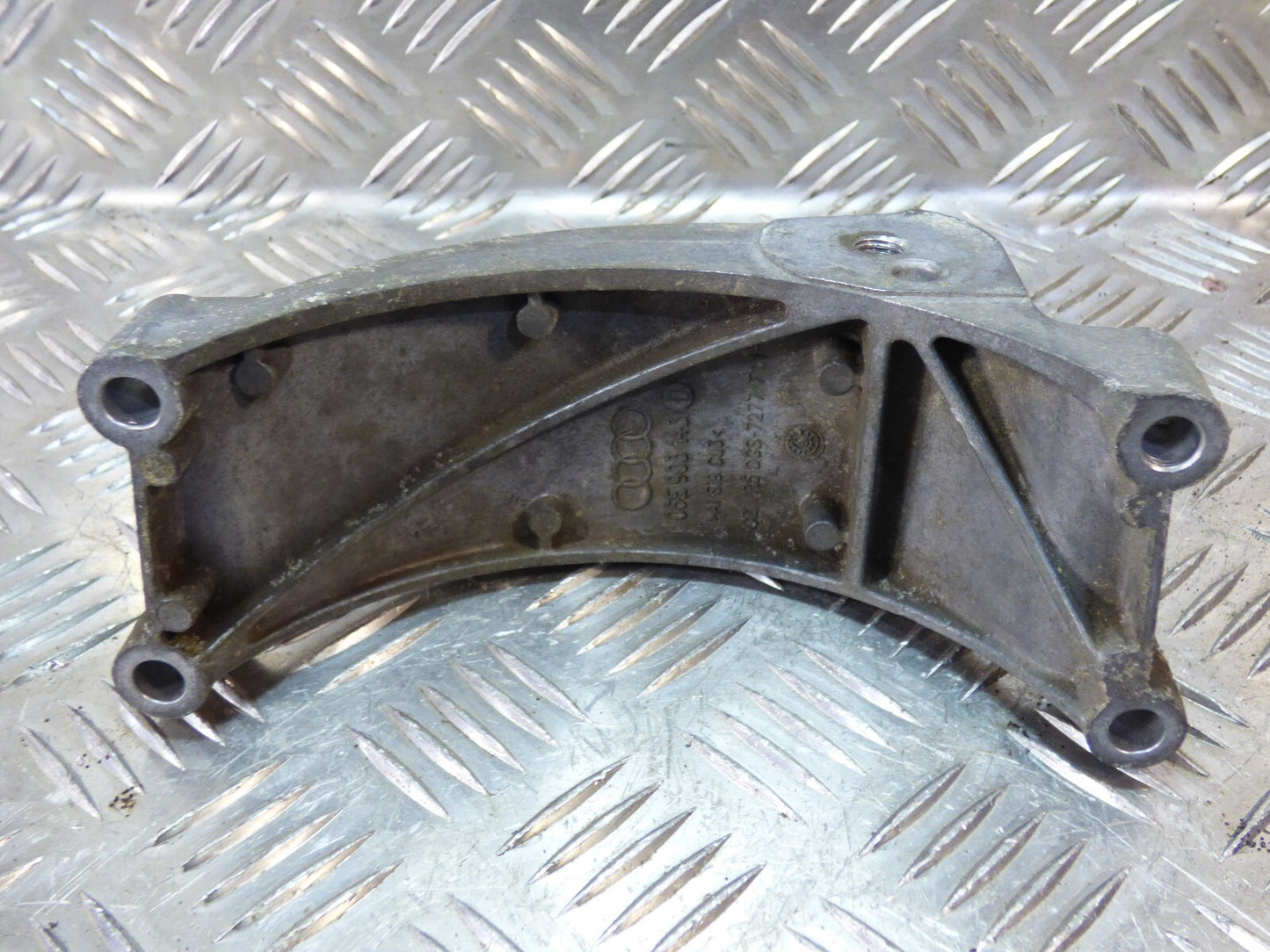 Porsche Cayenne 92A Halter 06E903143D ORIGINAL gebraucht - Lichtmaschinenhalter