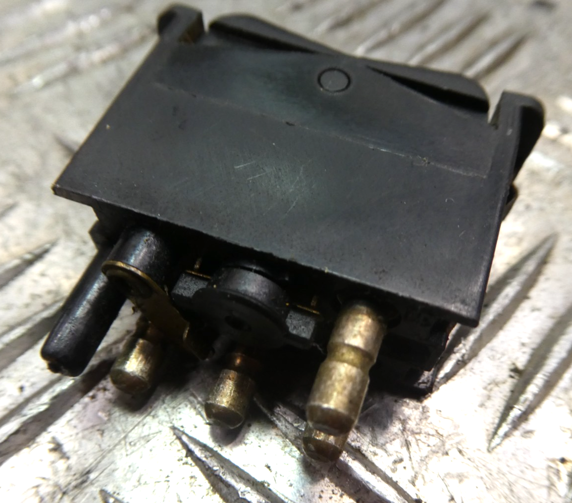 Original Mercedes-Benz W126 C126 SEC Schalter Heckscheibenheizung gebraucht - 0008206110