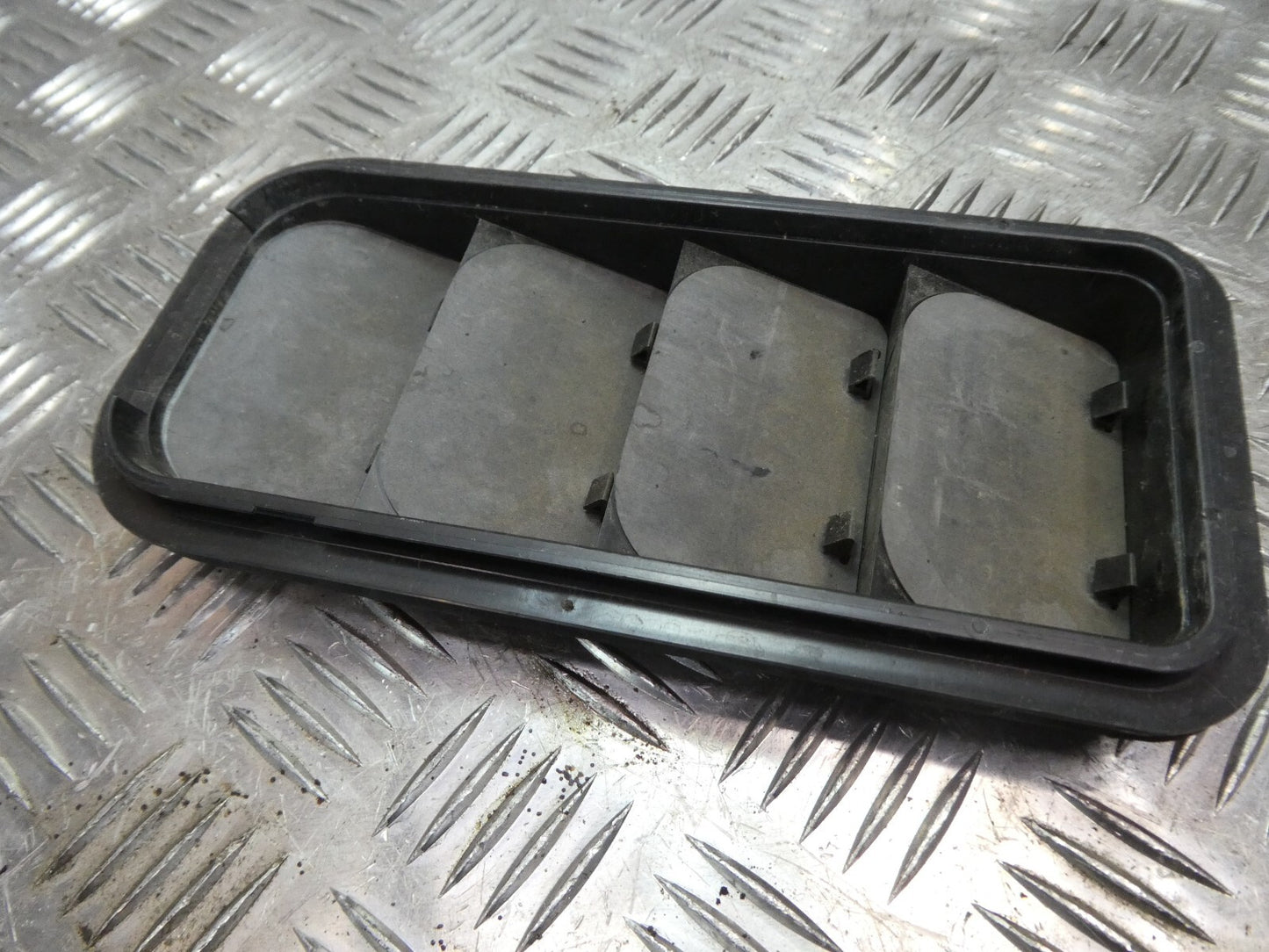 ID3 ID.3 Führung Lüftungsgitter Lüftungsgrill Heck R = L 7N0819465E ORIGINAL gebraucht - Volkswagen