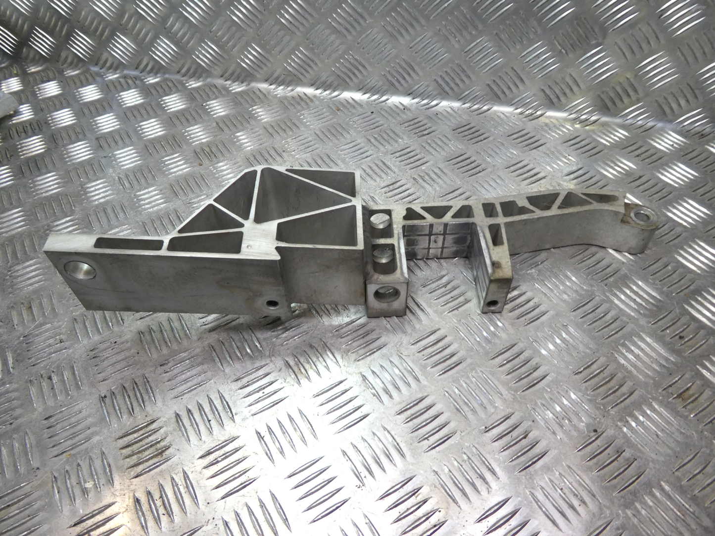 Porsche Panamera 970 Hilfsrahmenhalter Verstärkung Vorne Rechts ORIGINAL gebraucht - 97034111420
