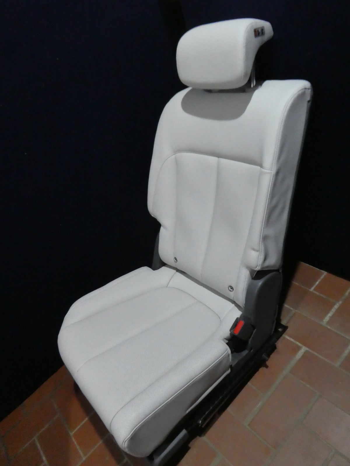 HYUNDAI IONIQ 5 Leder Sitze Hinten Recht Weiß Ausstattung wie NEU ORIGINAL gebraucht - reichhaltigste