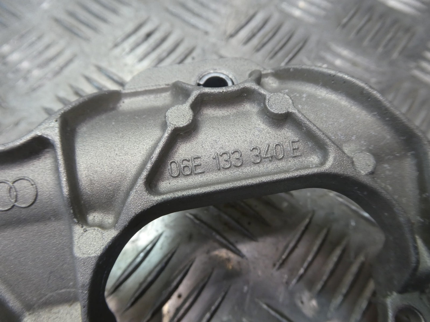 Porsche 3.0 E-Hybrid Kraftstoff Verteiler Halterung Träger 06E133340E ORIGINAL gebraucht - Panamera