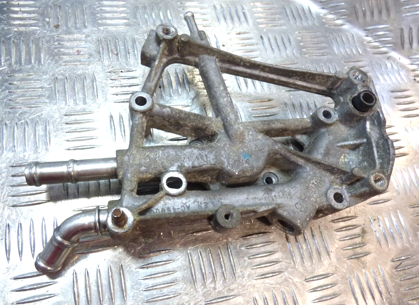 VW T6 T5 2.0 TDI CXG Halter AGR Kühler 04L131425E ORIGINAL gebraucht - Transporter