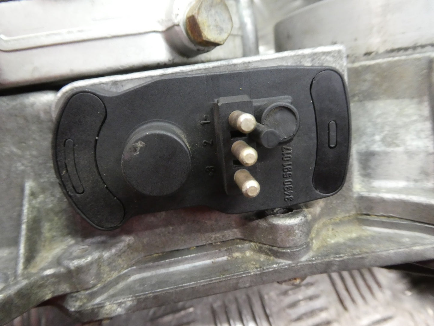 Mercedes-Benz W126 C126 Mengenteiler für Einspritzanlage 0438121037 ORIGINAL gebraucht - 0438101016