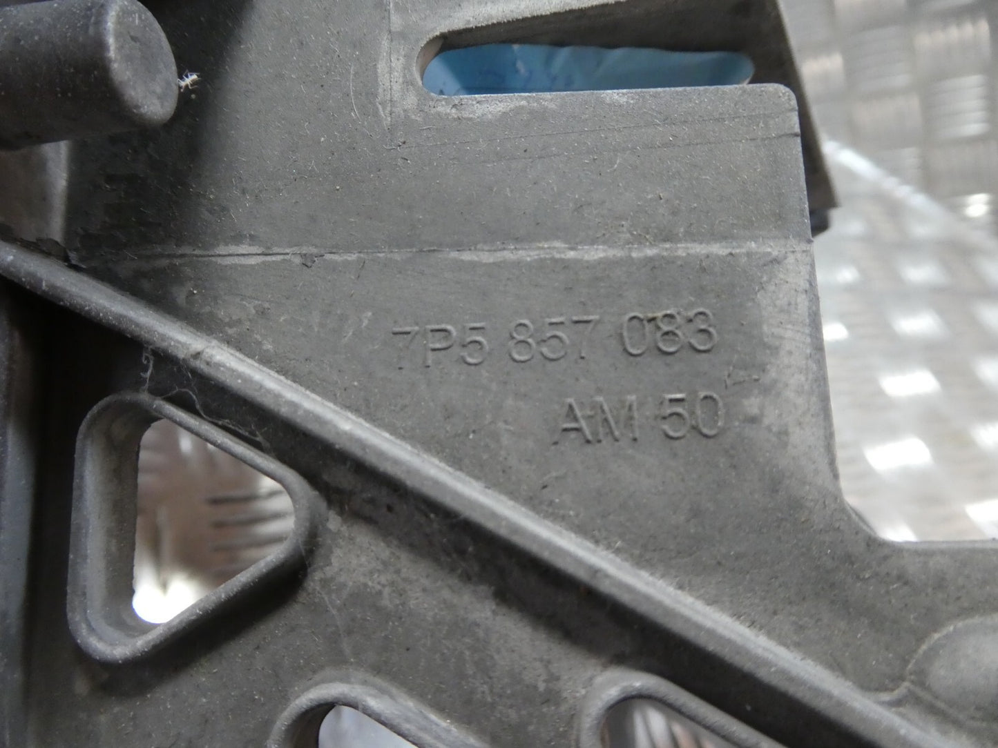 Porsche Cayenne 958 92A Navigationssystem Navi Halter 7P5857083 ORIGINAL gebraucht - Halterung