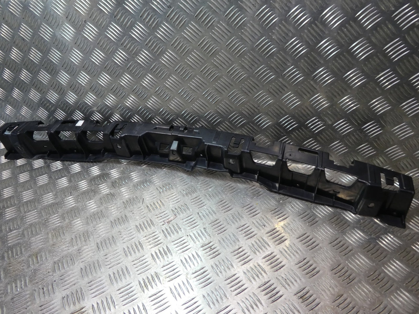 PORSCHE MACAN 2014-2018 Halter Führung Stoßstange Hinten Mitte ORIGINAL gebraucht - 95B807863
