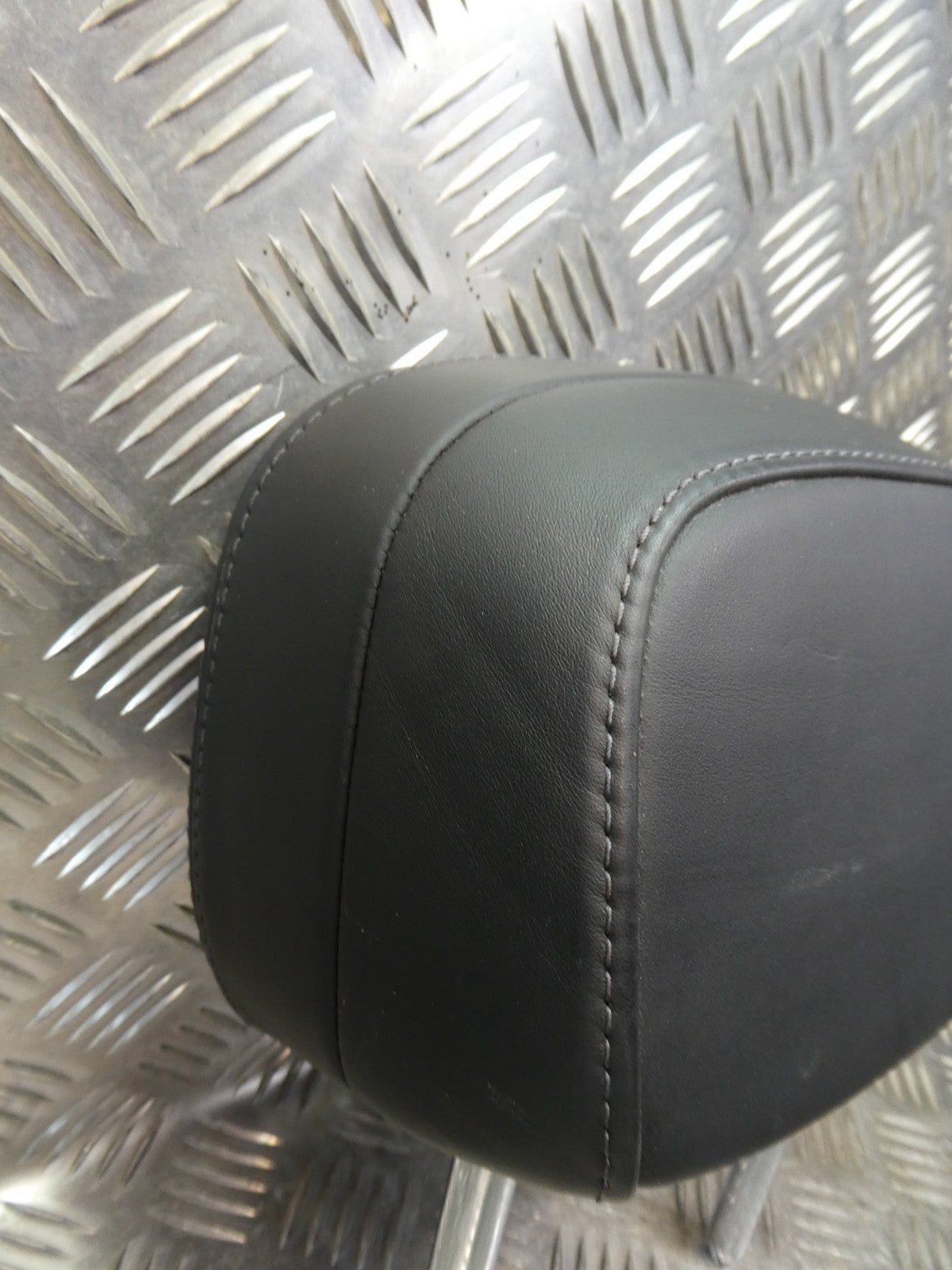 Porsche Macan 95B Schwarz Leder Kopfstütze hinten rechts o. links ORIGINAL gebraucht - NEUWERTIG