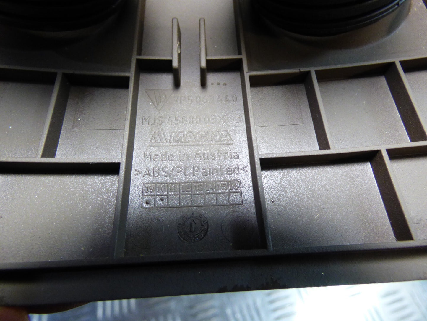Porsche Cayenne 92A Mittelkonsole hinten 7P5863440 UMBRA ORIGINAL gebraucht - Steckdosenverkleidung