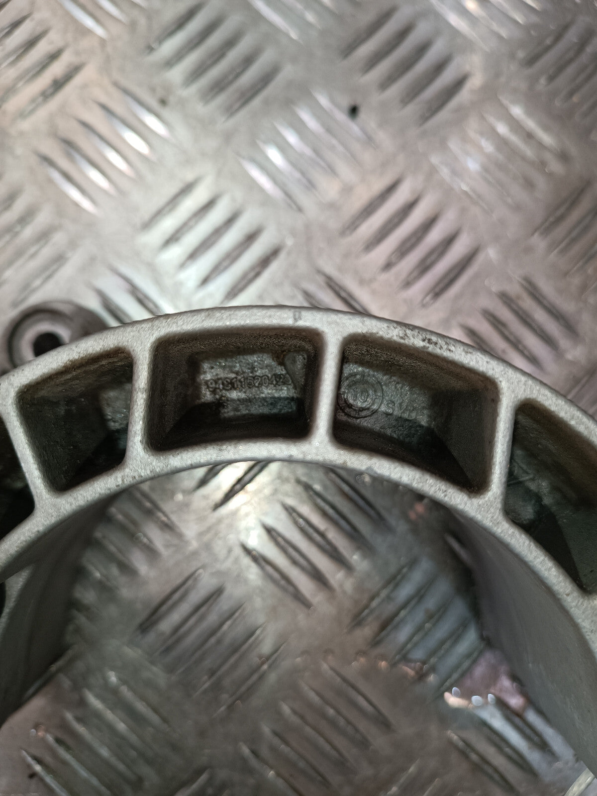 Porsche Cayenne S 92A Generatorhalter Lichtmaschine Halterung ORIGINAL gebraucht - 94811520423