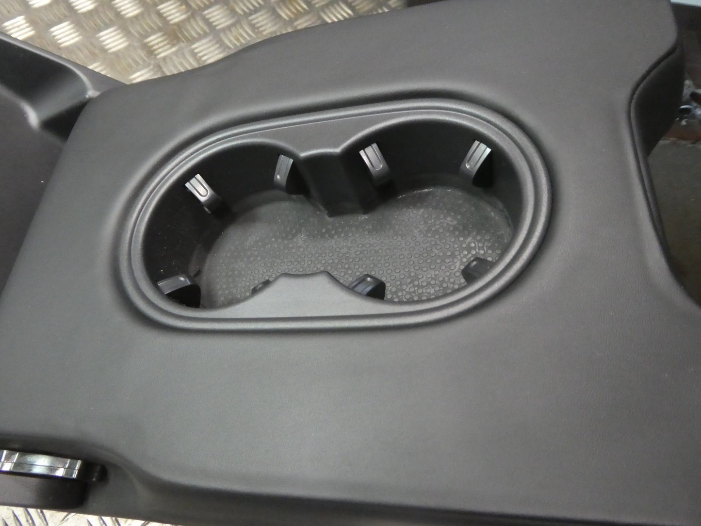 Porsche Macan 95B Schwarz Leder Stütze Sitze hinten mitte NEUWERTIG ORIGINAL gebraucht - Sitzlehne