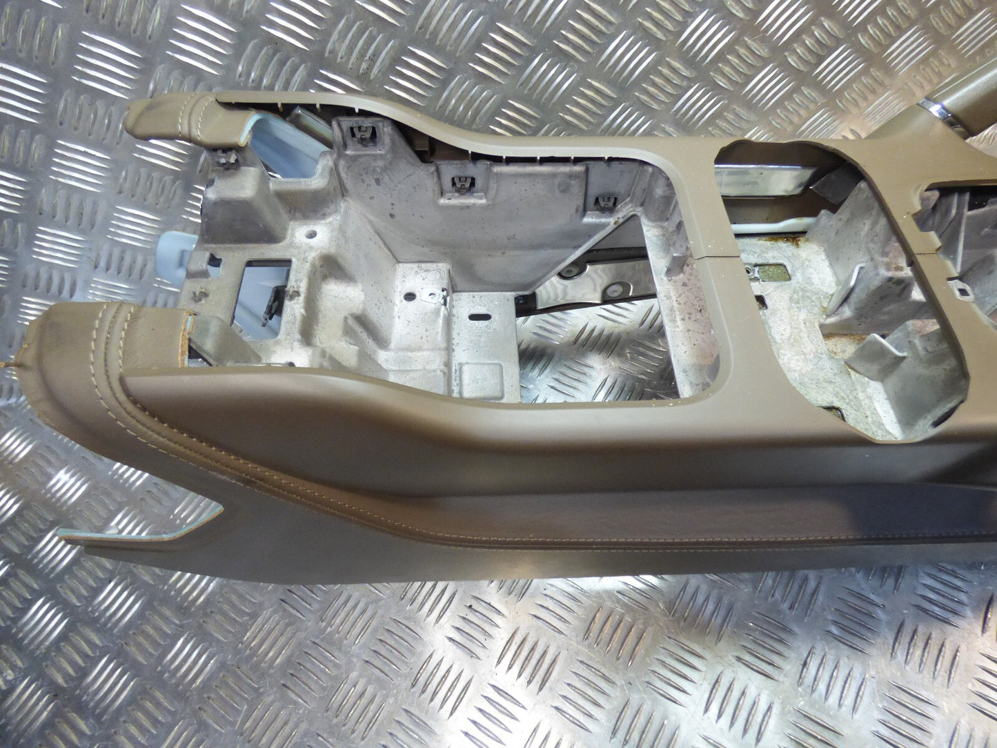 Porsche Cayenne S 92A Mitte Mittelkonsole Braun ( Umbra DE1 ) ORIGINAL gebraucht - 4580110002