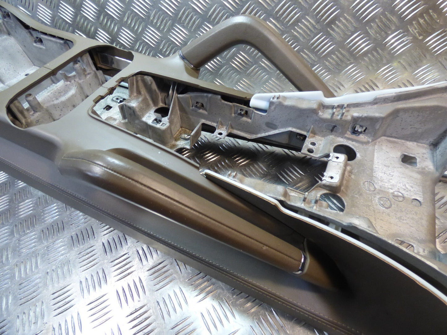 Porsche Cayenne S 92A Mitte Mittelkonsole Braun ( Umbra DE1 ) ORIGINAL gebraucht - 4580110002