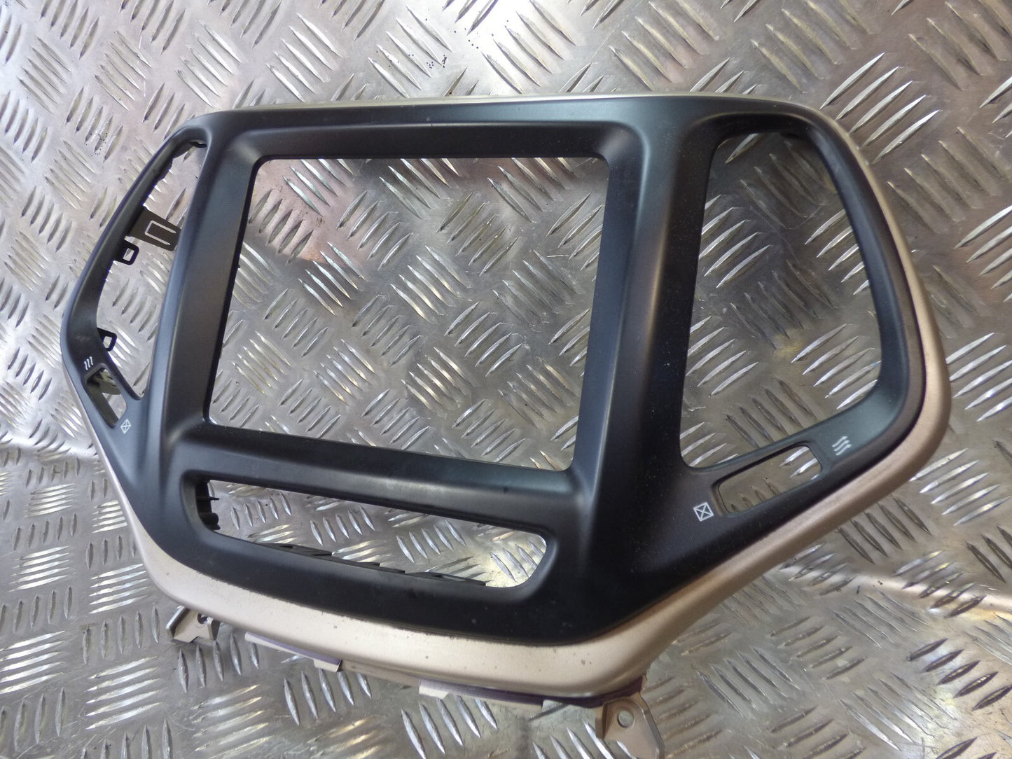 Jeep Cherokee KL 2015 Radio GPS Kopfeinheit Verkleidung ORIGINAL gebraucht - P68164099AB
