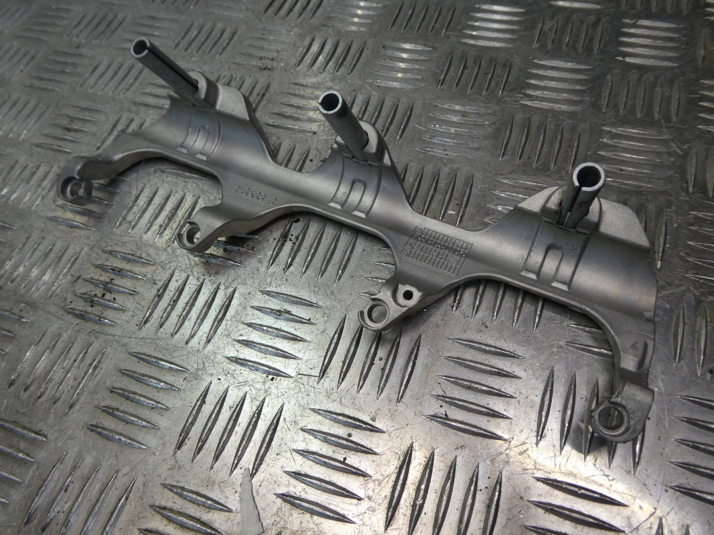 Porsche 3.0 E-Hybrid Kraftstoff Verteiler Halterung Träger 06E133340E ORIGINAL gebraucht - Panamera