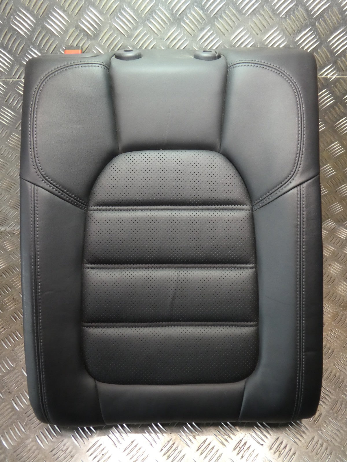 Porsche Macan 95B Schwarz Leder Stütze Sitze hinten rechts NEUWERTIG ORIGINAL gebraucht - Sitzlehne