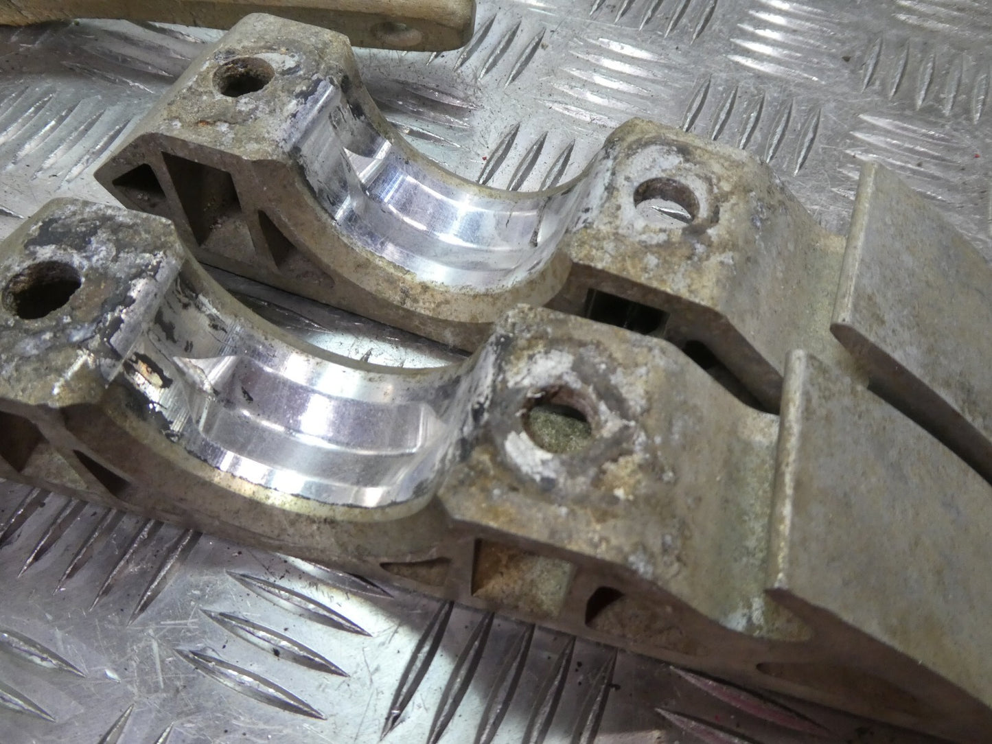 Porsche Cayenne 92A 1 paar Halter Träger 7L0411063B ORIGINAL gebraucht - Stabilisator
