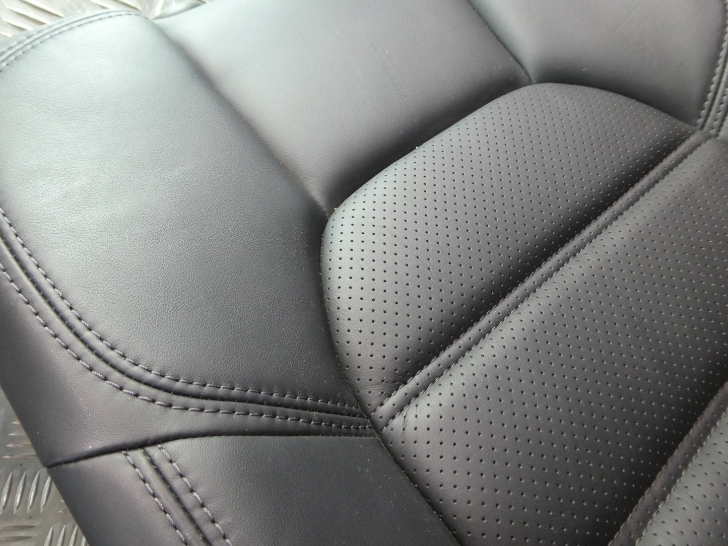 Porsche Macan 95B Schwarz Leder Stütze Sitze hinten rechts NEUWERTIG ORIGINAL gebraucht - Sitzlehne