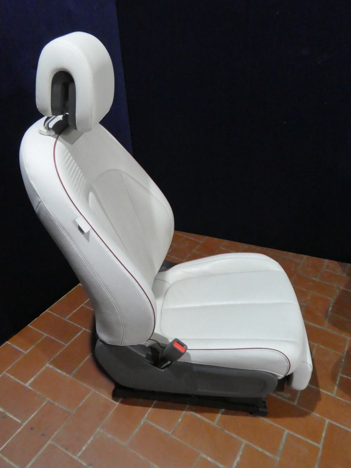 HYUNDAI IONIQ 5 Leder Sitze Vorne Links Weiß Leder wie NEU Relax ORIGINAL gebraucht - funktion