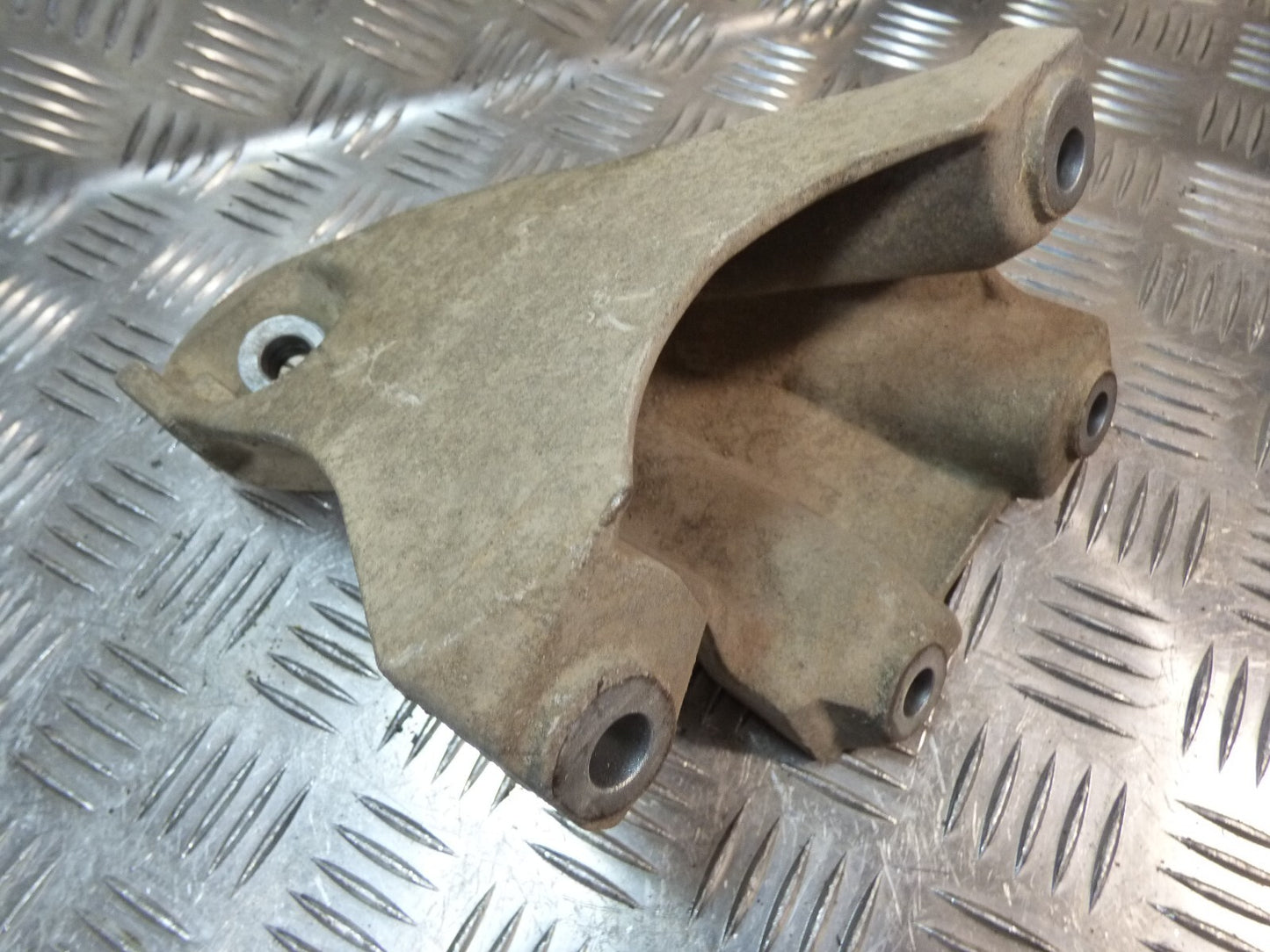 Porsche Cayenne 92A 3.0 TDI Motor Halter 7L6199368C ORIGINAL gebraucht - Halterung