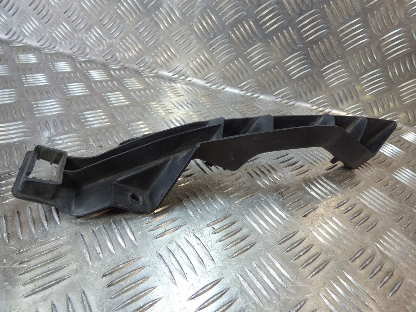 Porsche Cayenne II 92A Vorne Rechts Stoßsatnge Halter ORIGINAL gebraucht - 7P5854960