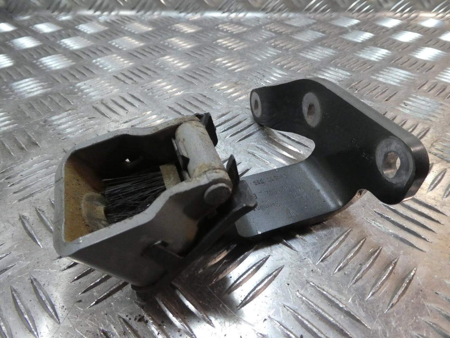 Porsche Cayenne 958 92A Rechts 7P5827302B ORIGINAL gebraucht - Hackklappenscharniere