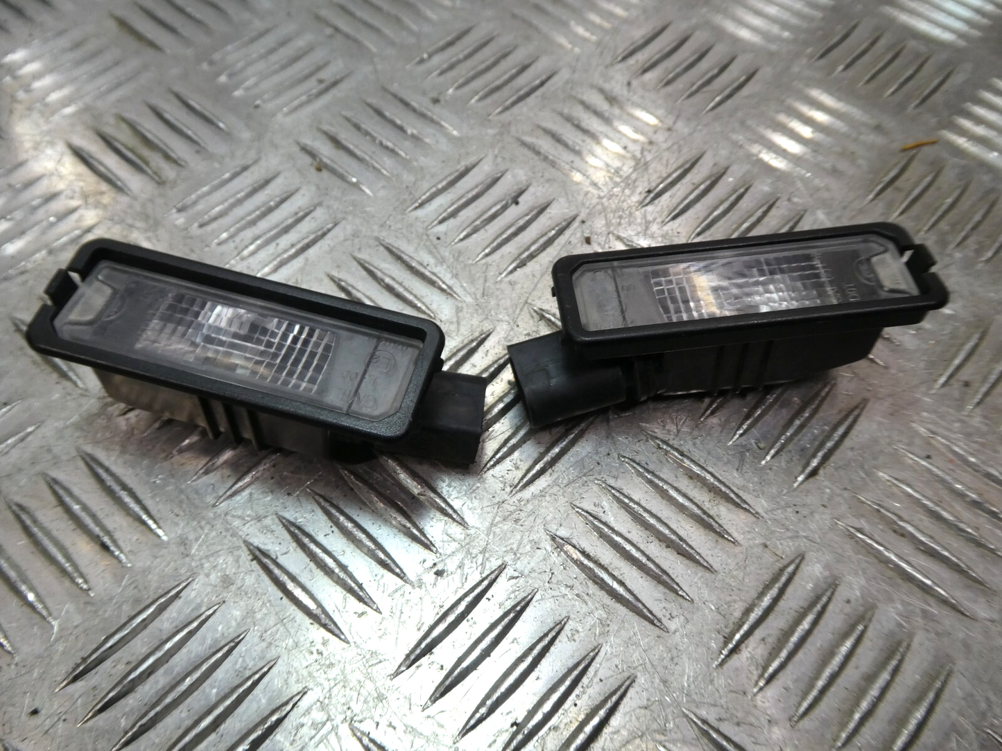 Porsche Macan 95B LED Kennzeichen Licht 1 paar 1K8943021 gebraucht - Original