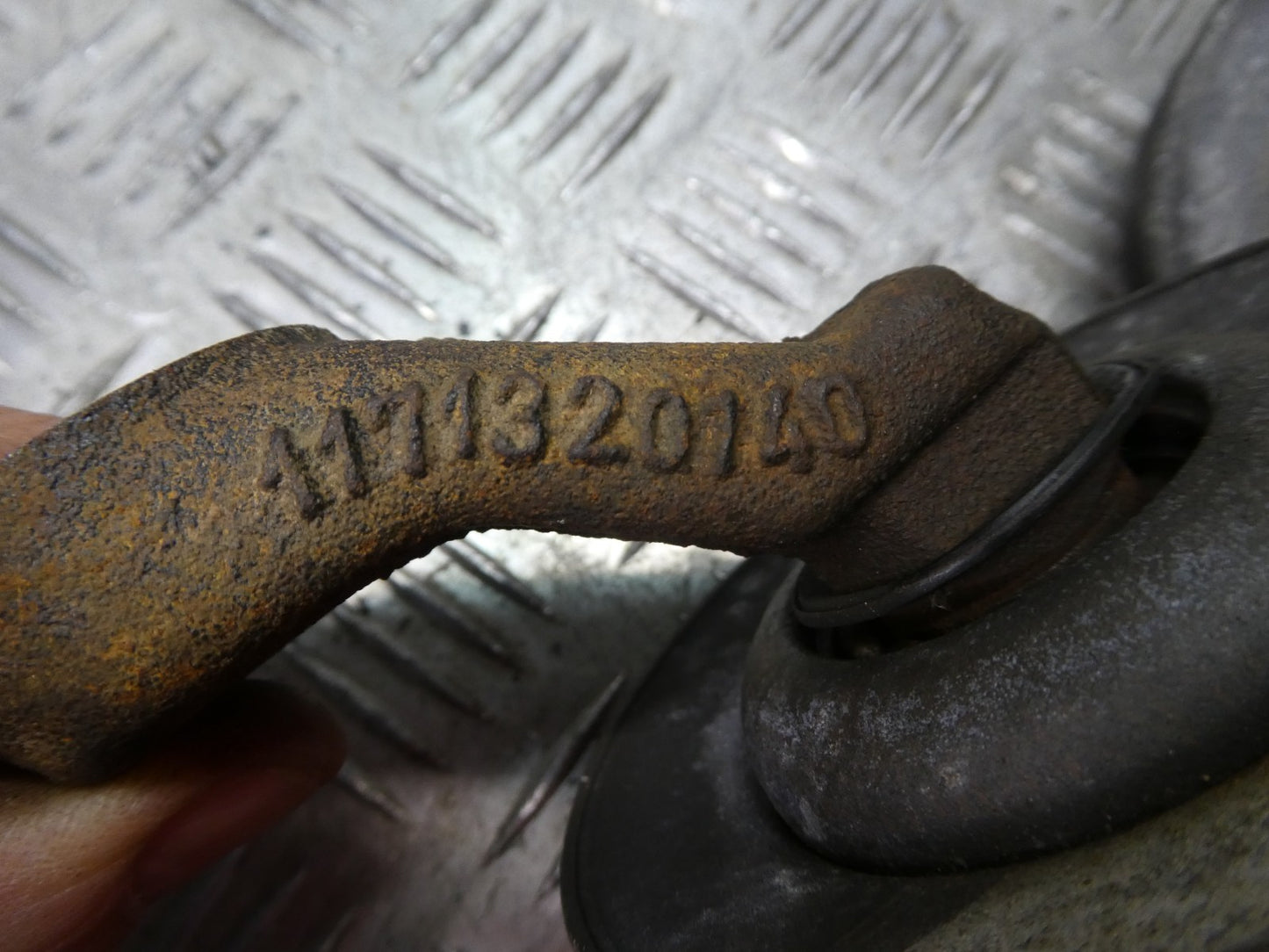 Mercedes-Benz W126 C126 Keilriemenscheibe mit Stützarm ORIGINAL gebraucht - 1111320140