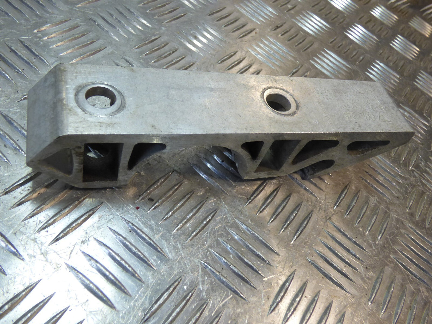 Porsche Cayenne 92A Halter Träger 7L0411063B ORIGINAL gebraucht - Stabilisator