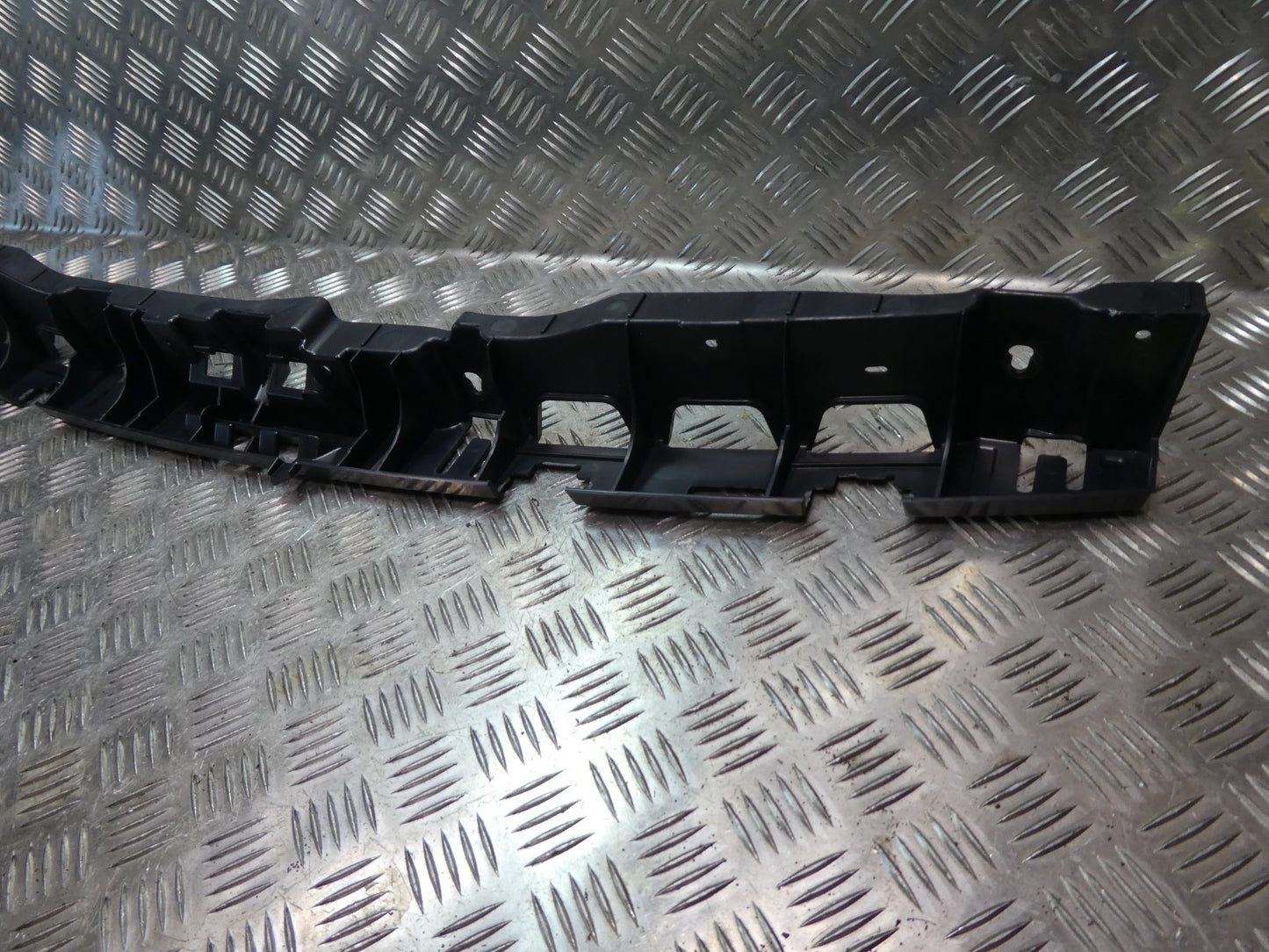 PORSCHE MACAN 2014-2018 Halter Führung Stoßstange Hinten Mitte ORIGINAL gebraucht - 95B807863