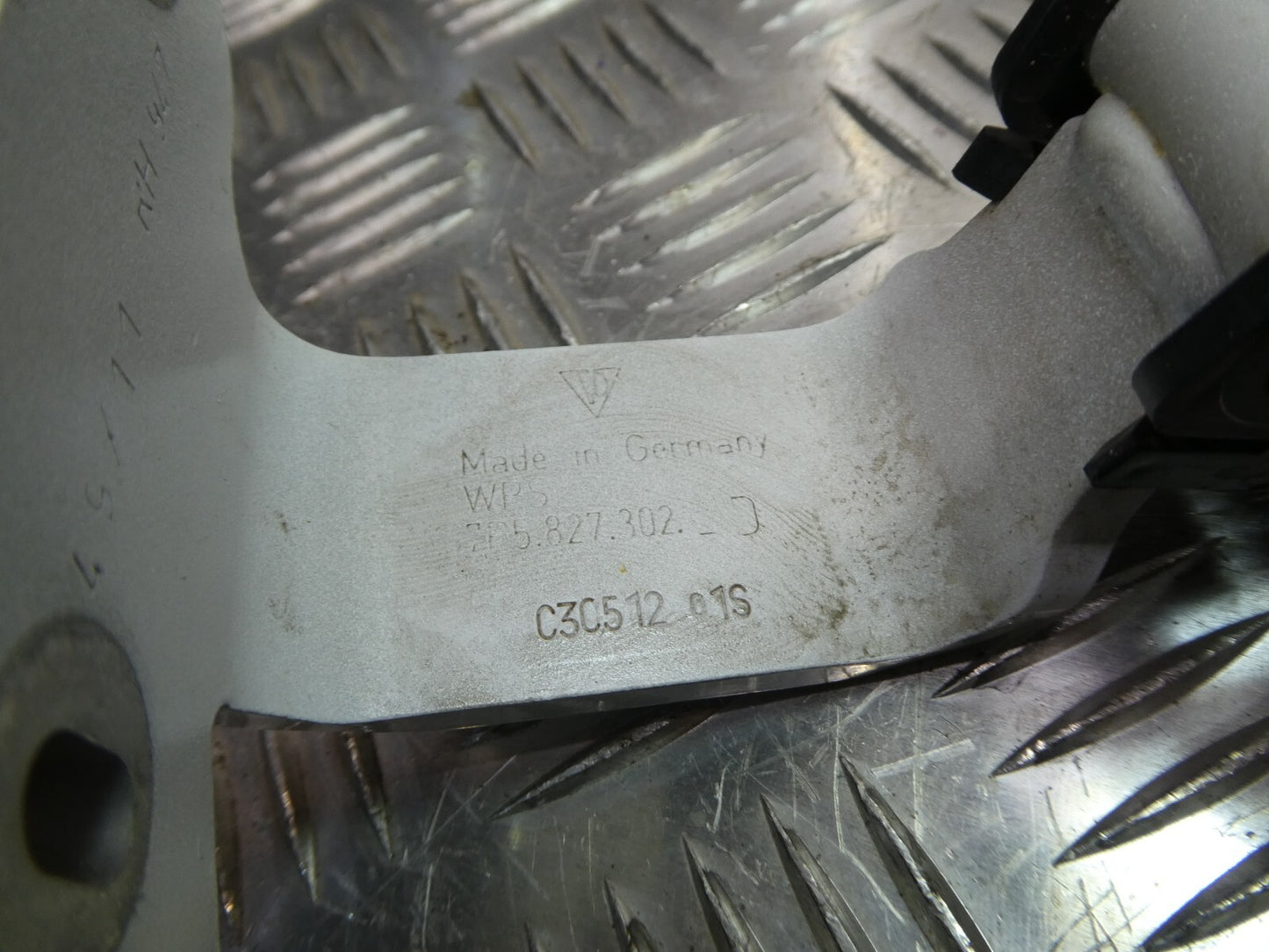 Porsche Cayenne 92A Heckklappescharnier rechts 7P5827302D+ 7P5827699A gebraucht - Original